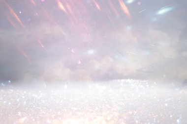 Pırıl pırıl ışıklar arka plan. Gümüş, altın ve beyaz. Odaklanmamış