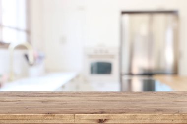Boş masa tahtası ve odaklanmış modern mutfak arka planı. ürün gösterimi ve piknik konsepti