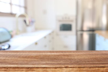 Boş masa tahtası ve odaklanmış modern mutfak arka planı. ürün gösterimi ve piknik konsepti