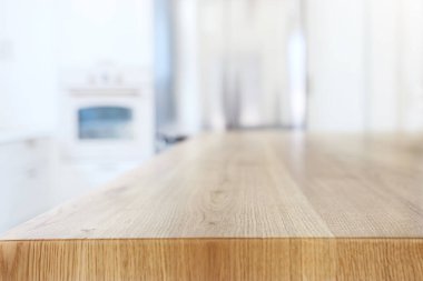 Boş masa tahtası ve odaklanmış modern mutfak arka planı. ürün gösterimi ve piknik konsepti