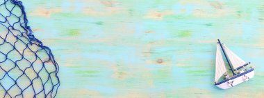 Mavi arka planda ahşap vintage tekne