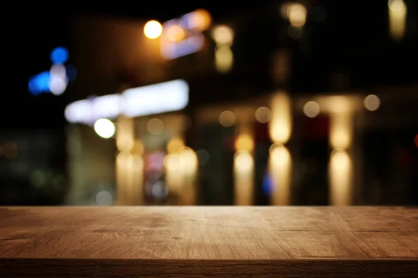 Hintergrund Bild Eines Holztisches Vor Abstrakten Verschwommenen Restaurantlichtern — Stockfoto