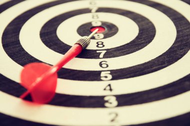 Hedef merkezde kırmızı ok oku var.