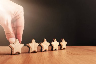 Beş yıldızlı bir hedef belirlemenin konsepti. Derecelendirme, sıralama, değerlendirme ve sınıflandırma fikrini yükselt