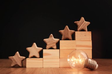 Beş yıldızlı bir hedef belirlemenin konsepti. Derecelendirme, sıralama, değerlendirme ve sınıflandırma fikrini yükselt