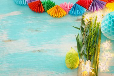 Sukkot Yahudi Festivali. Geleneksel semboller (dört tür): Etrog (citron), lulav (palmiye dalı), hadas (mersin ağacı), arava (söğüt ağacı))