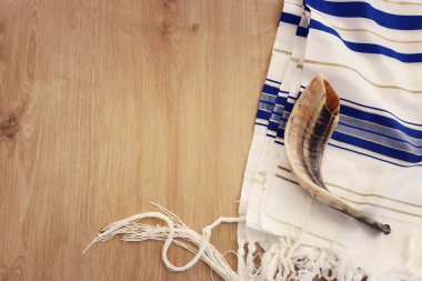 Shofar (boynuz) Yahudi dini sembollerinin dini imgesi. Rosh hashanah (Yahudi Yeni Yıl Tatili), Şabat ve Yom kippur kavramı