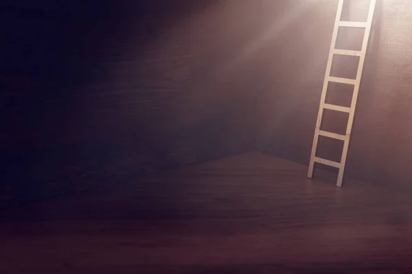 Imagen Escalera Sobre Pared Madera Oscura Con Luz Concepto Esperanza — Foto de Stock