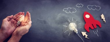 Eğitim ya da yenilik kavramı. Tahta zemin üzerinde tahta roket. en üstteki görünüm