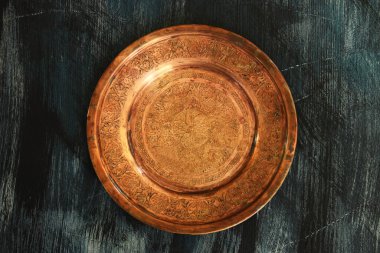 Çimento arka planında boş plaka. Kırpma yolu ile üst görünüm