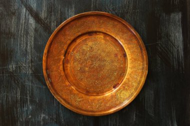 Çimento arka planında boş plaka. Kırpma yolu ile üst görünüm