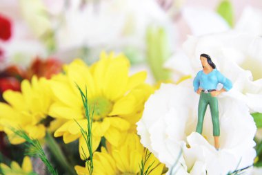 Bir kadın figürü ve çiçek tasviri. Sosyal beklentiler, cinsiyet ve kadın figürünün metaforik algısı.