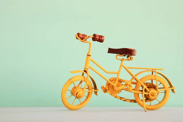 Vintage Metal Amarelo Bicicleta Brinquedo Sobre Mesa Madeira Fundo Pastel — Fotografia de Stock