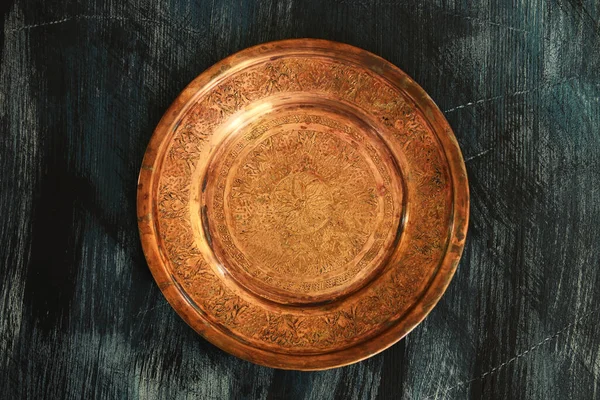 Çimento arka planında boş plaka. Kırpma yolu ile üst görünüm