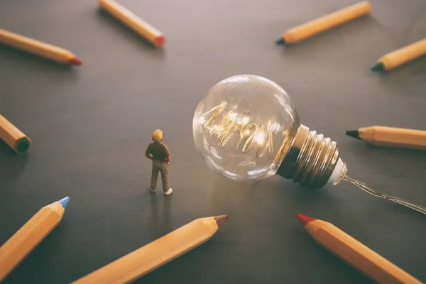 電球や鉛筆を見ている子供の概念イメージ 教育と想像力の概念 — ストック写真