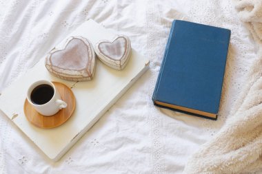 Odanın iç kısmının en üst görüntüsü natürmort. Evde sıcak ve sıcak bir sabah.