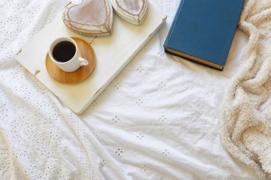 Odanın iç kısmının en üst görüntüsü natürmort. Evde sıcak ve sıcak bir sabah.