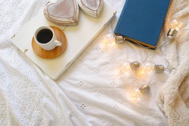 Odanın iç kısmının en üst görüntüsü natürmort. Evde sıcak ve sıcak bir sabah.