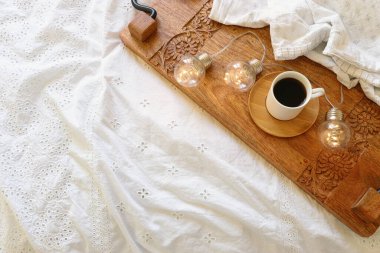 Odanın iç kısmının en üst görüntüsü natürmort. Evde sıcak ve sıcak bir sabah.