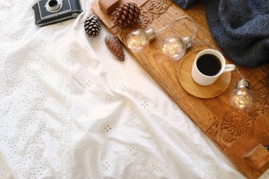 Odanın iç kısmının en üst görüntüsü natürmort. Evde sıcak ve sıcak bir sabah.