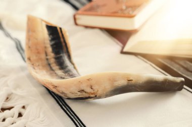 Dua kitabının ve Shofar 'ın (boynuz) dini sembollerinin dini imgesi. Rosh hashanah (Yahudi Yeni Yıl Tatili), Şabat ve Yom kippur kavramı