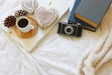 Odanın iç kısmının en üst görüntüsü natürmort. Evde sıcak ve sıcak bir sabah.