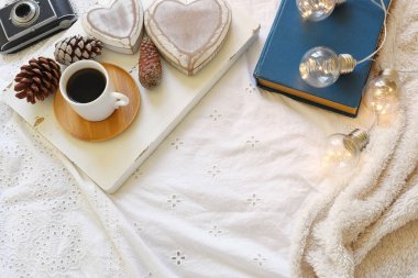 Odanın iç kısmının en üst görüntüsü natürmort. Evde sıcak ve sıcak bir sabah.