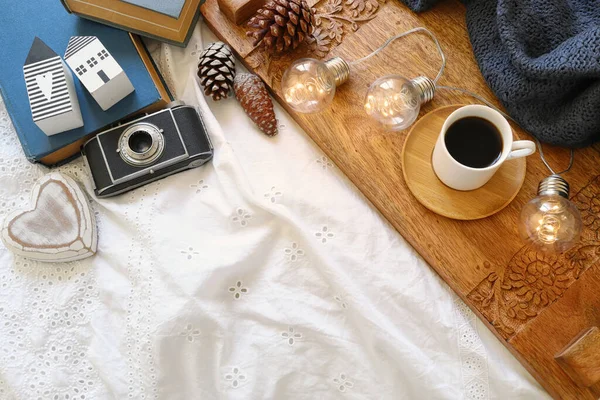 Odanın iç kısmının en üst görüntüsü natürmort. Evde sıcak ve sıcak bir sabah.