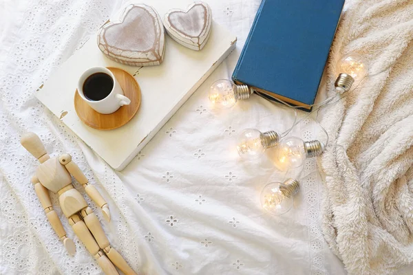 Odanın iç kısmının en üst görüntüsü natürmort. Evde sıcak ve sıcak bir sabah.