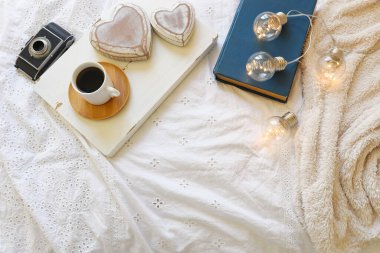 Odanın iç kısmının en üst görüntüsü natürmort. Evde sıcak ve sıcak bir sabah.