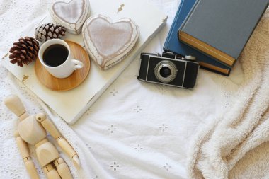 Odanın iç kısmının en üst görüntüsü natürmort. Evde sıcak ve sıcak bir sabah.