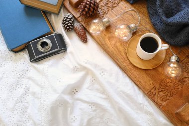 Odanın iç kısmının en üst görüntüsü natürmort. Evde sıcak ve sıcak bir sabah.