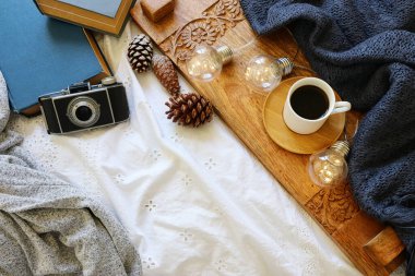 Odanın iç kısmının en üst görüntüsü natürmort. Evde sıcak ve sıcak bir sabah.