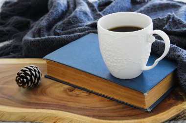 Odanın iç kısmının en üst görüntüsü natürmort. Evde sıcak ve sıcak bir sabah.