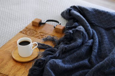 Odanın iç kısmının en üst görüntüsü natürmort. Evde sıcak ve sıcak bir sabah.