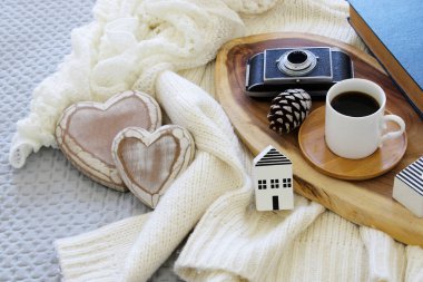 Odanın iç kısmının en üst görüntüsü natürmort. Evde sıcak ve sıcak bir sabah.