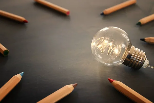 教育の概念イメージ 創造的なアイデアと革新 ブラックボード上のメタファーとして電球 — ストック写真