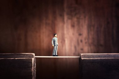 Tehlikeli uçurumu geçen kişinin görüntüsünü algıla