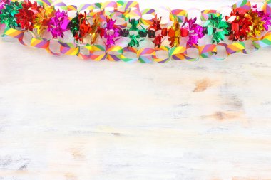Beyaz ahşap arka planda renkli bir çelenk. Geleneksel Yahudi sukkot bayram dekorasyonu
