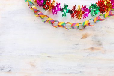 Beyaz ahşap arka planda renkli bir çelenk. Geleneksel Yahudi sukkot bayram dekorasyonu