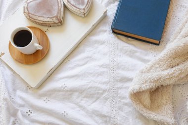 Odanın iç kısmının en üst görüntüsü natürmort. Evde sıcak ve sıcak bir sabah.