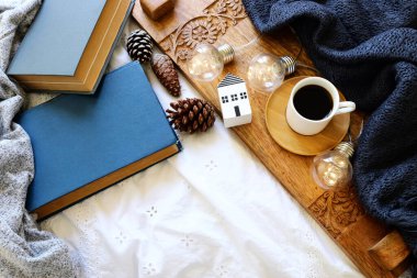 Odanın iç kısmının en üst görüntüsü natürmort. Evde sıcak ve sıcak bir sabah.