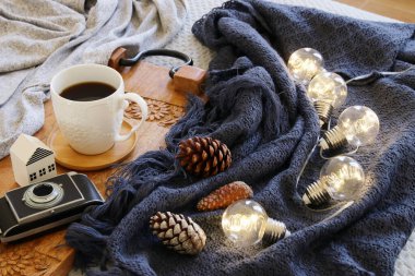 Odanın iç kısmının en üst görüntüsü natürmort. Evde sıcak ve sıcak bir sabah.