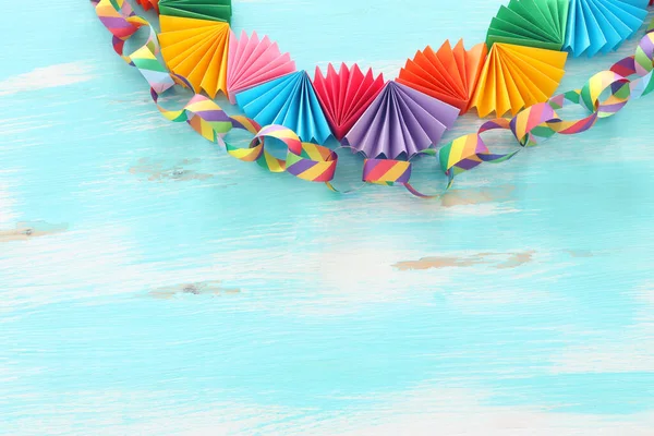 Beyaz ahşap arka planda kağıt renkli zincir çelenkler. Geleneksel Yahudi sukkot bayram dekorasyonu