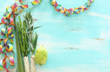 Sukkot Yahudi Festivali. Geleneksel semboller (dört tür): Etrog (citron), lulav (palmiye dalı), hadas (mersin ağacı), arava (söğüt ağacı))