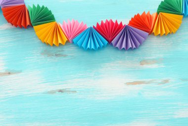 Beyaz ahşap arka planda kağıt renkli zincir çelenkler. Geleneksel Yahudi sukkot bayram dekorasyonu