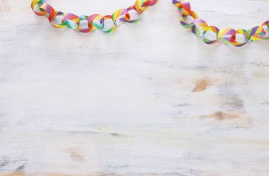 Beyaz ahşap arka planda kağıt renkli zincir çelenkler. Geleneksel Yahudi sukkot bayram dekorasyonu
