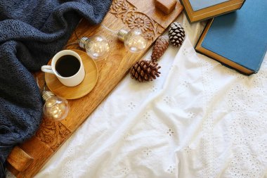 Odanın iç kısmının en üst görüntüsü natürmort. Evde sıcak ve sıcak bir sabah.