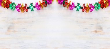 Beyaz ahşap arka planda renkli bir çelenk. Geleneksel Yahudi sukkot bayram dekorasyonu