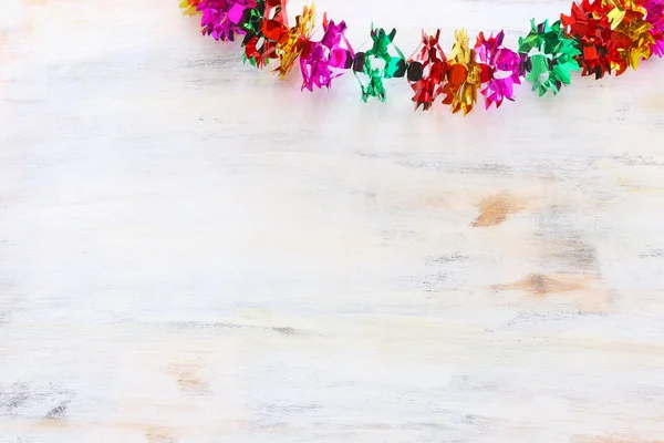 色彩斑斓的花环装饰在白色的木制背景上 传统的Jewish Sukot节日装饰 — 图库照片